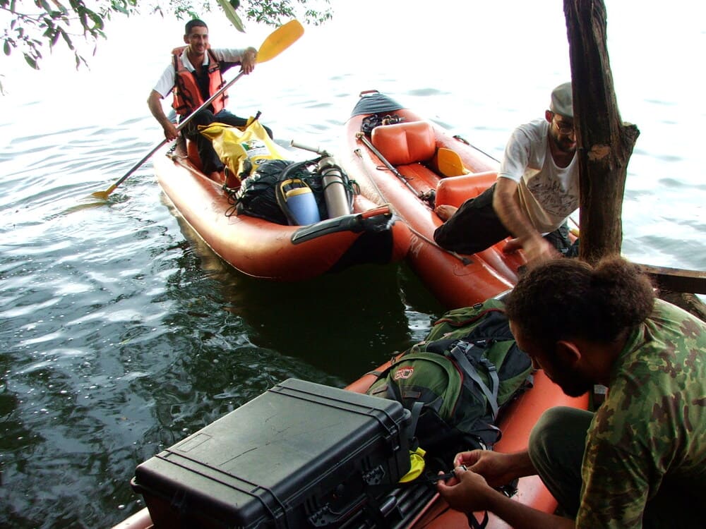 equipe readequando a bagagem do barco momentos antes de encarar a chuva no monitoramento do jacaré