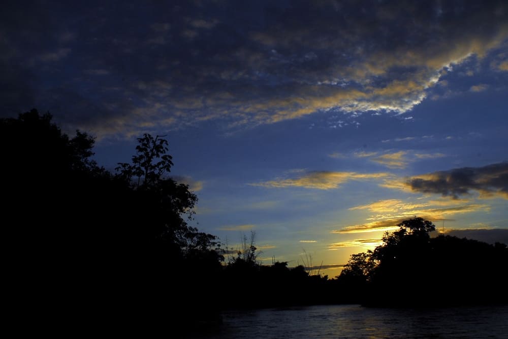 um paisagem do Parque Nacional do Iguaçu. Um por do sol com o rio 