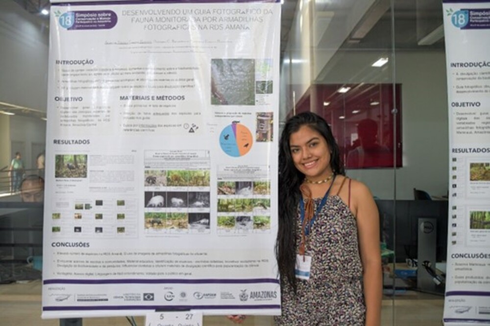 uma das autoras do livro sobre animais da amazonia central apresentando poster cientifico em congresso científico