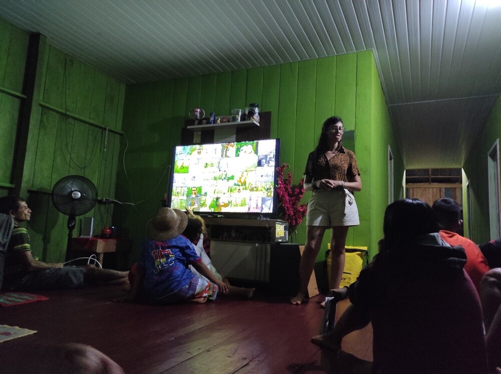 pesquisadora mostrando os animais da amazonia central para a comunidade