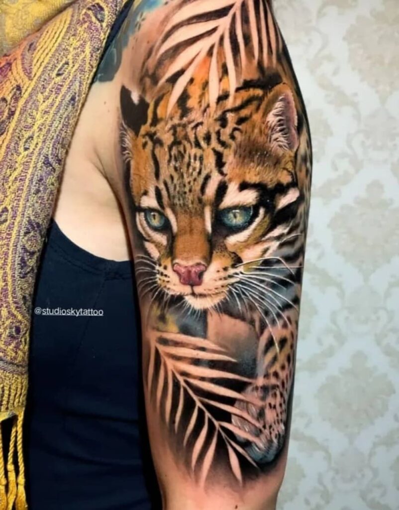 jaguatirica-tatuagem detalhe da tatuagem da jaguatirica no braço da veterinária